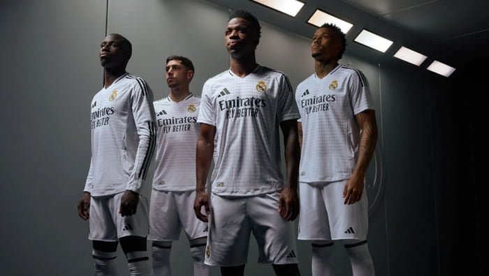 Imagem colorida de jogadores com a nova camisa do Real Madrid- Metrópoles