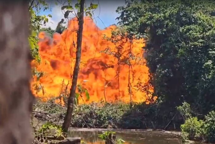 Imagem colorida de explosão de helicóptero em Território Yanomami