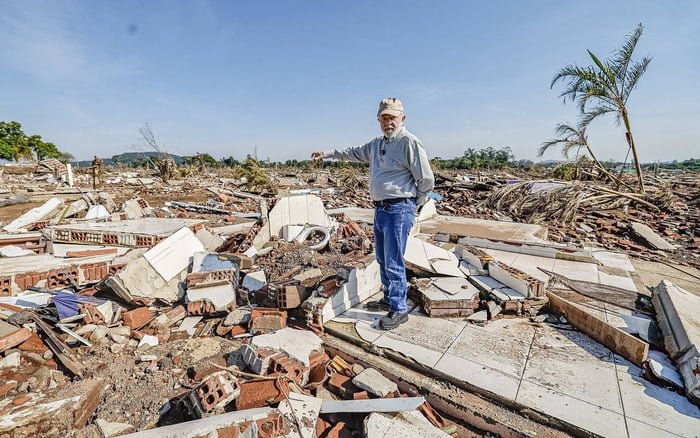 Presidente Lula em meio a destroços de casas destruídas por enchentes