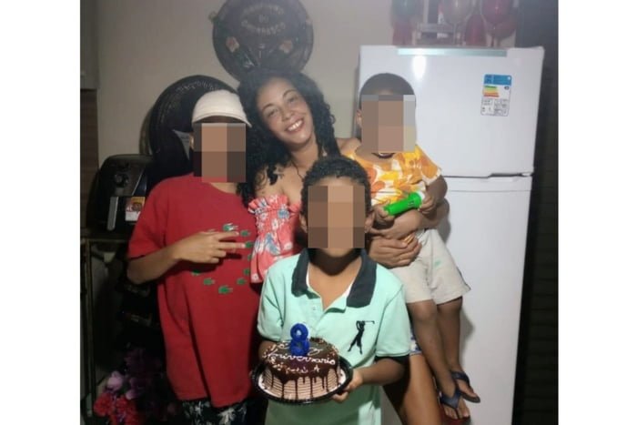 Imagem colorida de mãe com filhos em aniversário. Metrópoles