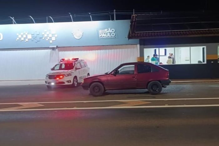 Imagem colorida mostra carro vermelho onde homem foragido da Justiça foi encontrado escondido debaixo de um cobertor no banco traseiro durante blitz no interior de São Paulo - Metrópoles
