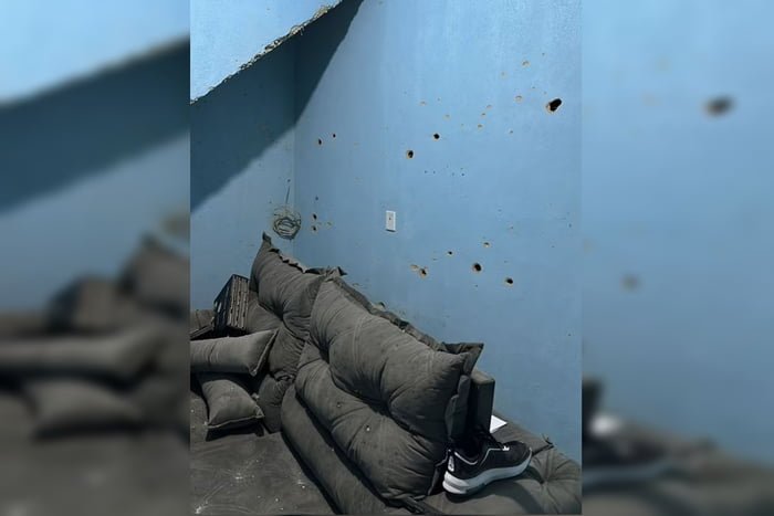 imagem colorida mostra parede cravejada de balas onde Pipito foi morto - Metrópoles