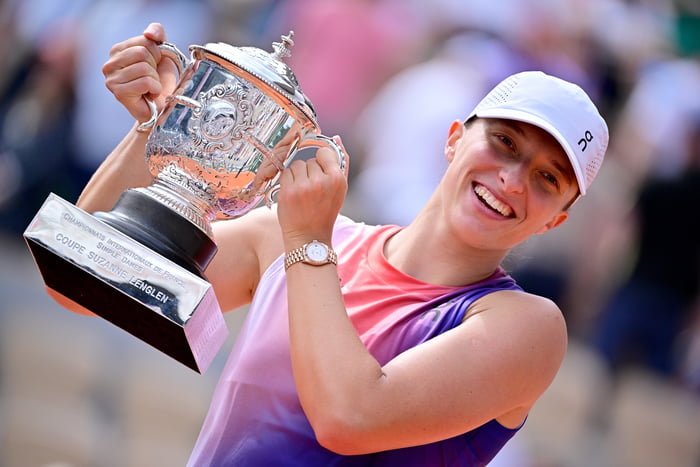 A polonesa Iga Swiatek, número 1 do mundo, levanta o troféu de Roland Garros de 2024