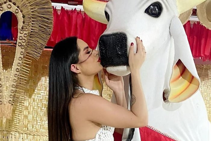 Djidja Cardoso posa dando um beijo no Boi Garantido - Metrópoles