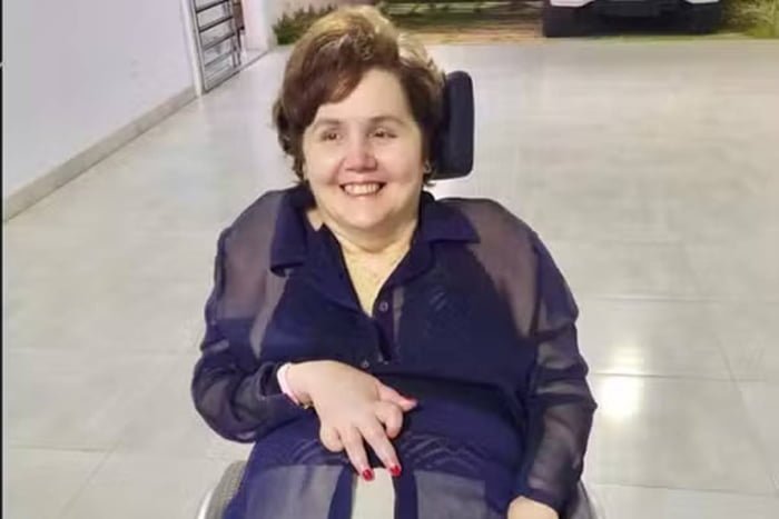 Foto colorida de Simony Garcia sorrindo em cadeira de rodas - Metrópoles