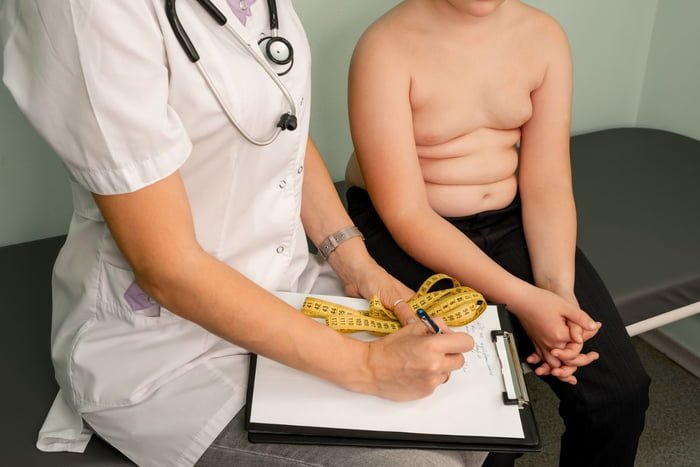 médico avaliando criança obesa