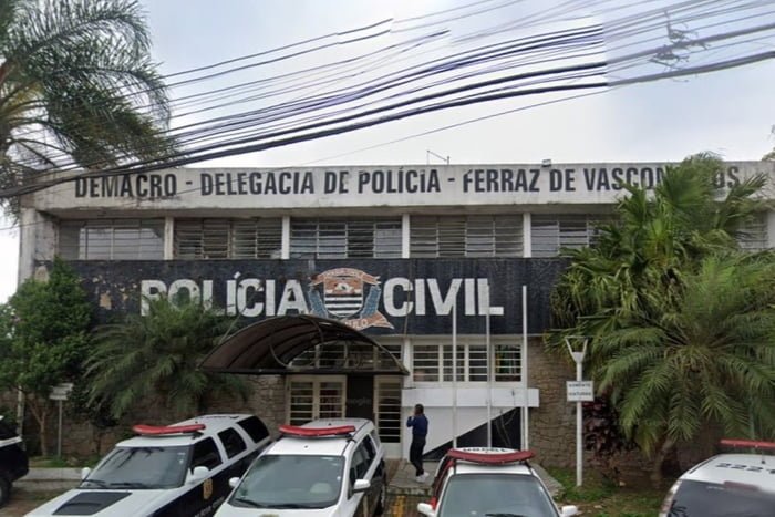 Imagem colorida de fachada da delegacia em Ferraz de Vasconcelos. Metrópoles