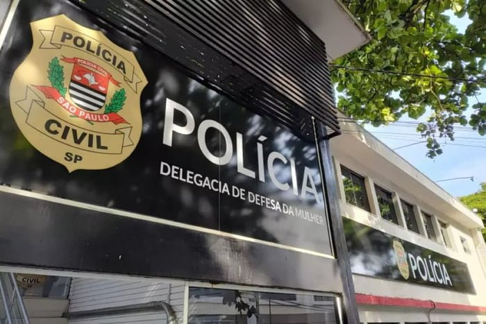 Imagem colorida mostra fachada da Delegacia de Defesa da Mulher de Bauru, que investiga caso de estupro - Metrópoles