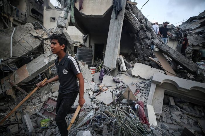 Imagem colorida mostra criança sob destroços na Faixa de Gaza - Metrópoles