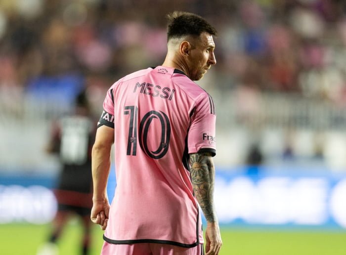 Imagem colorida de Lionel Messi com a camisa do Inter Miami- Metrópoles