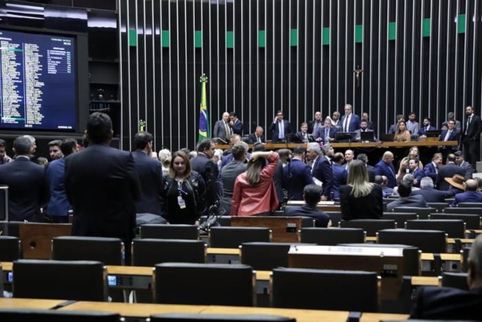 Foto colorida do plenário da Câmara dos Deputados - Metrópoles