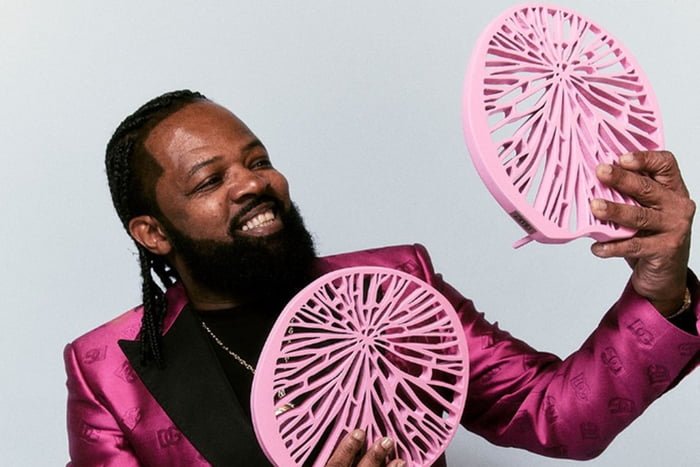 Xande de Pilares no Prêmio da Música Brasileira de terno rosa - Metrópoles