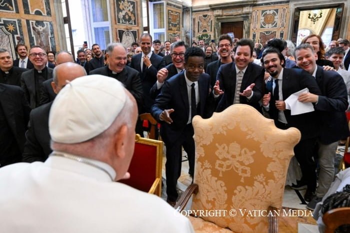 Papa com humoristas no Vaticano