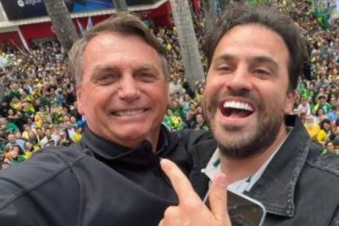 Fotografia colorida de dois homens em trio elétrico com público ao fundo, Jair Bolsonaro e Pablo Marçal - Metrópoles