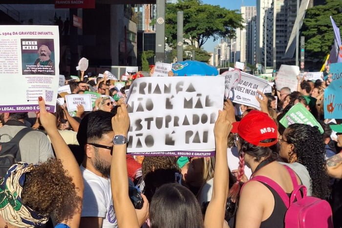 Imagem colorida mostra manifestantes na avenida Paulista durante protesto contra o Projeto de Lei nº 1.904/2024, que pretende equiparar as penas de aborto e homicídio - Metrópoles