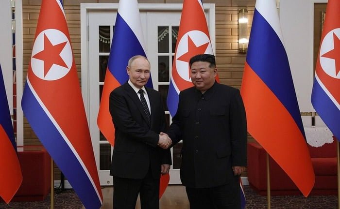 Foto colorida do presidente russo, Vladimir Putin, apertando a mão do presidente de Assuntos de Estado da República Popular Democrática da Coreia (RPDC), Kim Jong-un enquanto eles posam para uma foto durante sua reunião bilateral em Pyongyang, Coreia do Norte, em 19 de junho. 2024 - Metrópoles