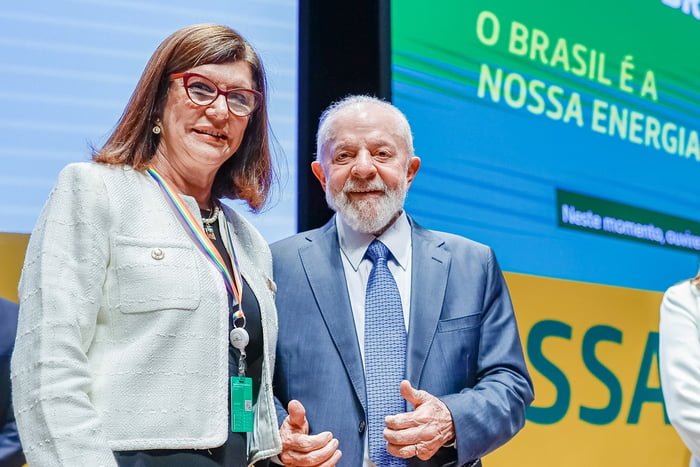 Imagem colorida de Magda Chambriard e presidente Lula - Metrópoles