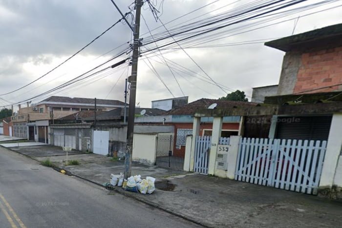 Imagem colorida mostra casas da Rua Paulo Horneaux de Moura, no bairro Cidade Náutica, em São Vicente, litoral de São Paulo, onde funcionários de empresa de energia foram agredidos - Metrópoles
