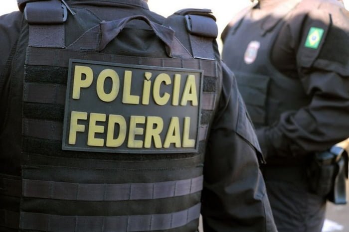 Imagem colorida mostra homem trajando colete da Polícia Federal - Metrópoles