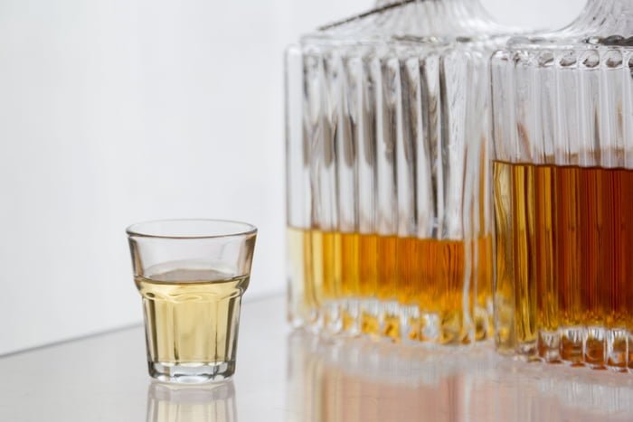 Imagem colorida de copo de bebida alcoolica - Metrópoles