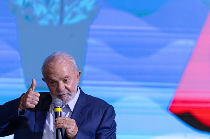 Presidente da Repúplica Luiz Inácio Lula da Silva faz joinha durante discurso em evento de governo - Metrópoles