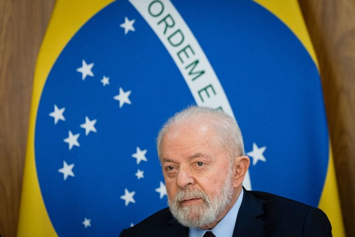 Presidente da Repúplica Luiz Inácio Lula da Silva com bandeira do Brasil - Metrópoles