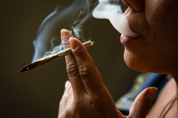 Mulher fuma maconha cannabis - Metrópoles