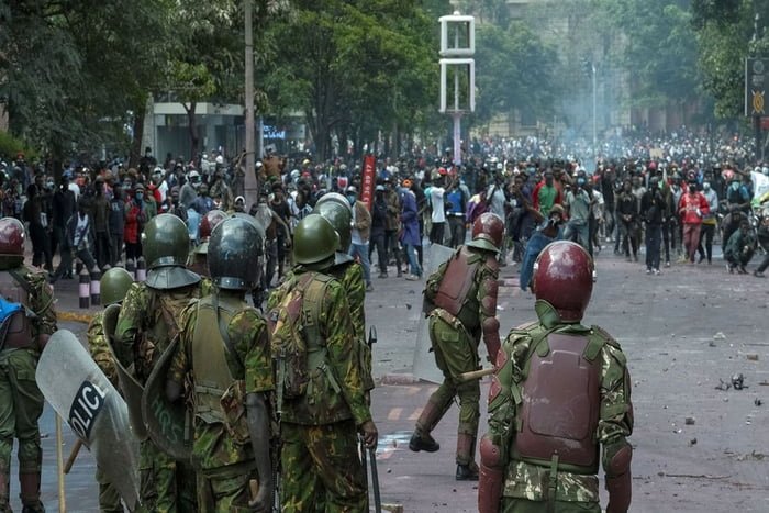 Imagem colorida de confronto entre polícia e manifestantes no Quênia _ Metrópoles