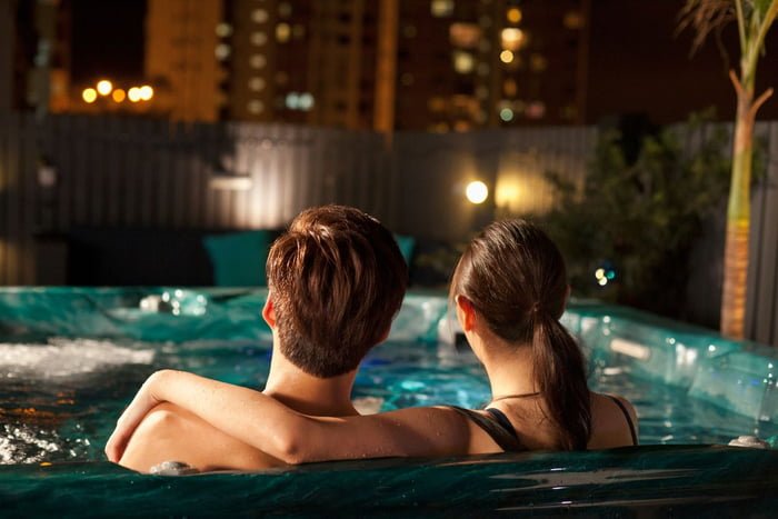Foto colorida de um casal na banheira - Metrópoles