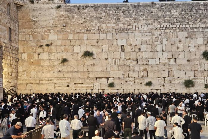 Imagem colorida de judeus ortodoxos no Muro das Lamentações, em Jerusalém, Israel - Metrópoles