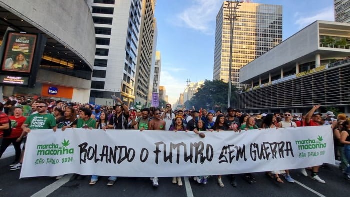 Pessoas participam de marcha exigindo a legalização da cannabis em São Paulo, Brasil, 16 de junho de 2024 - Metrópoles