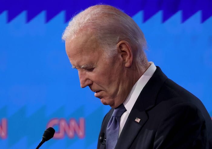Imagem colorida mostra Joe Biden de cabeça baixa - Metrópoles