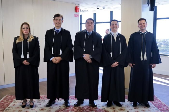 Imagem colorida de cinco juízes vestidos com toga