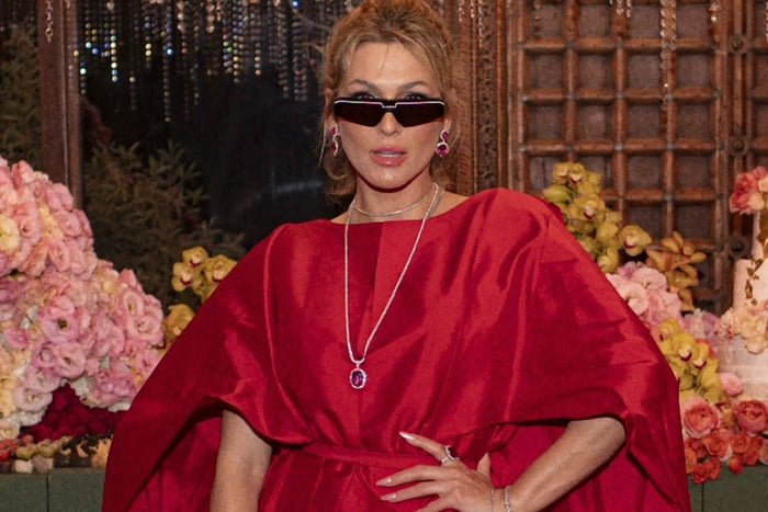 Lívia Andrade posa de look vermelho e óculos escuros durante sua festa de aniversário - Metrópoles