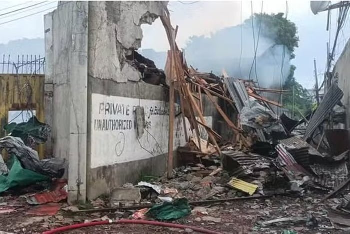 Imagem mostra destroços de depósito de fogos de artifício destruído - Metrópoles