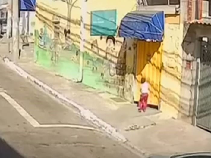 Imagem mostra criança em calçada - Metrópoles