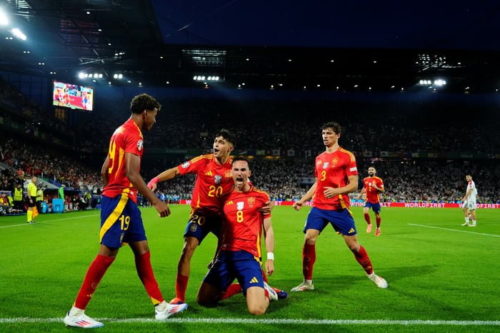 Elenco da Espanha comemora gol na Eurocopa - Metrópoles