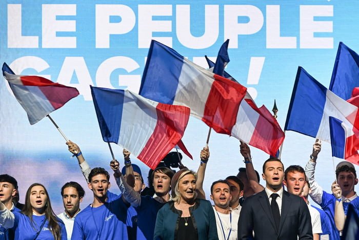Jordan Bardella ao lado de Le Pen