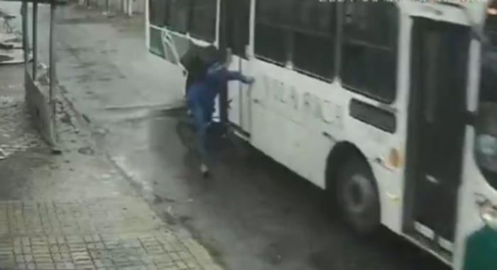 Imagem colorida de momento em que entregador é atingido por ônibus - Metrópoles