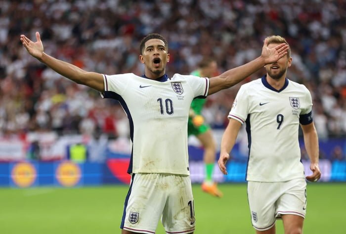 Jude Bellingham comemora gol da Inglaterra diante da Eslováquia na Eurocopa