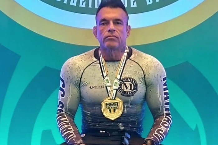 Marcelo Mathias posa com a medalha após se tornar campeão - Metrópoles