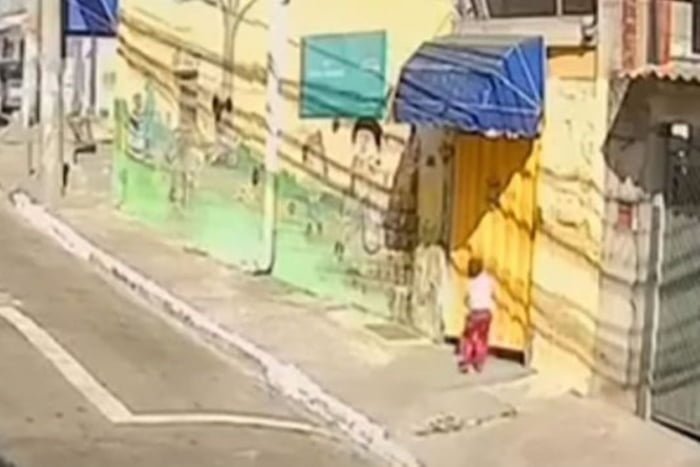 Imagem colorida com criança fugindo de creche. Metrópoles