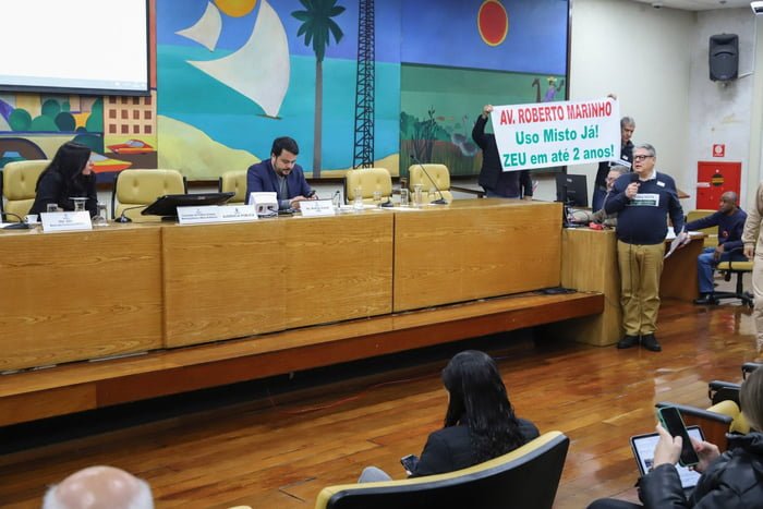 Imagem colorida mostra auditório da Câmara Municipal de SP, que votou pacotão urbanístico - Metrópoles