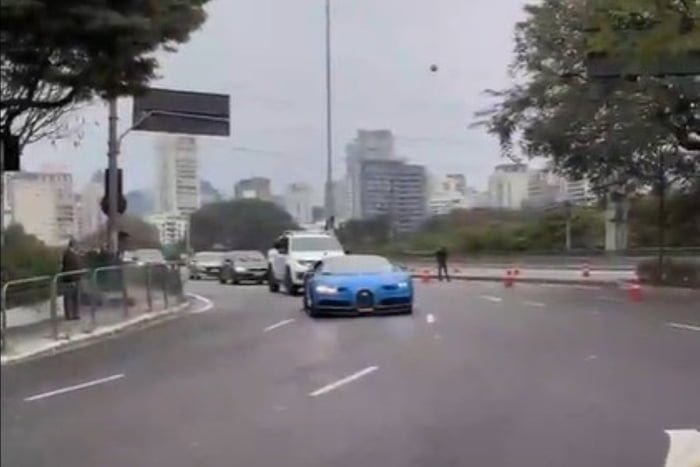 Imagem colorida de Bugatti Chiron andando pelas ruas de São Paulo. Metrópoles