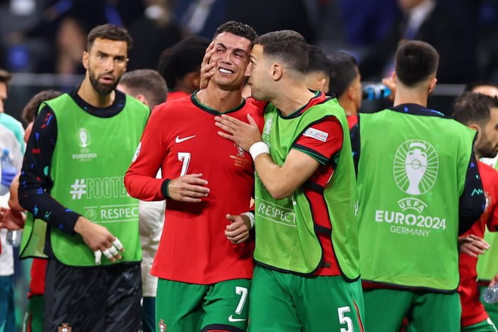 Foto colorida de Cristiano Ronaldo chorando - Metrópoles