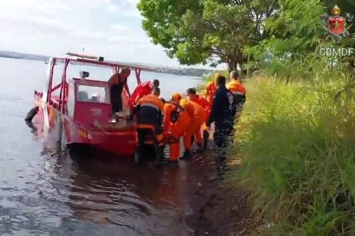 O corpo de um homem de 29 anos foi encontrado no Lago Paranoá na tarde dessa segunda-feira (1/7). A vítima estava submersa por aproximadamente 40 minutos, a uma profundidade de 9 metros. 