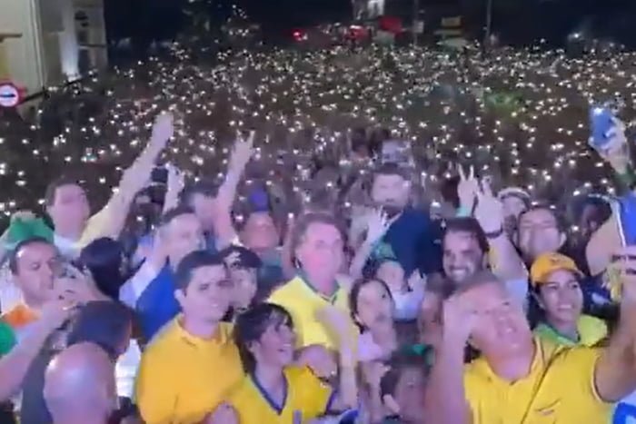 Imagem colorida mostra apoiadores perto de Bolsonaro em Marabá - Metrópoles