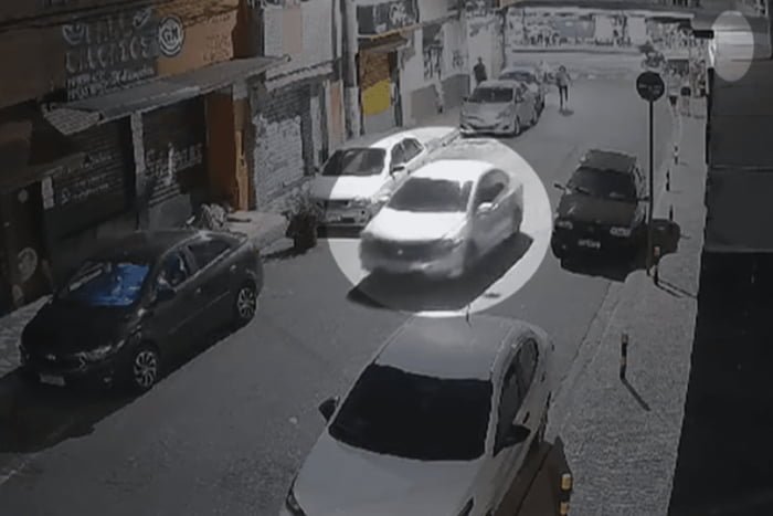 Carro em destaque captado por câmeras de segurança