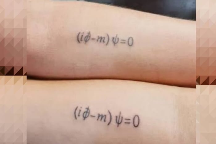 Imagem colorida de dois antebraços com tatuagem em forma de fórmula matemática - Metrópoles