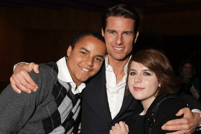 Foto colorida - Tom Cruise abraçando os filhos, Connor e Isabela
